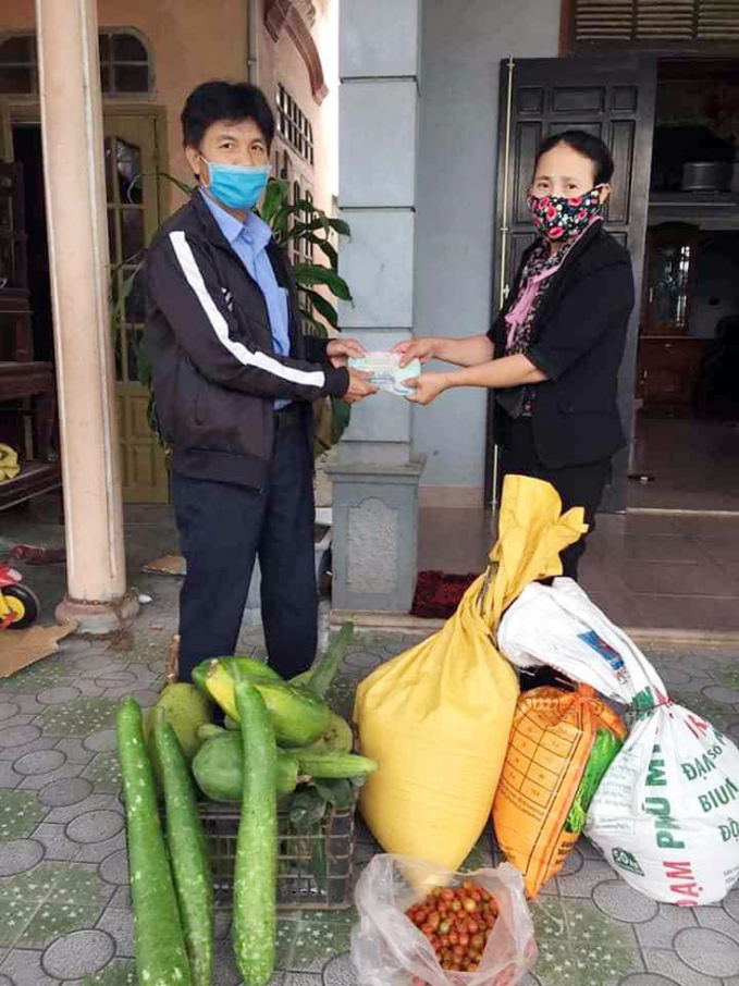 Hội Nông dân xã Quảng Phương (huyện Quảng Trạch) ủng hộ tiền và nhu yếu phẩm cho lực lượng tuyến đầu phòng chống dịch Covid-19. ảnh: HND.