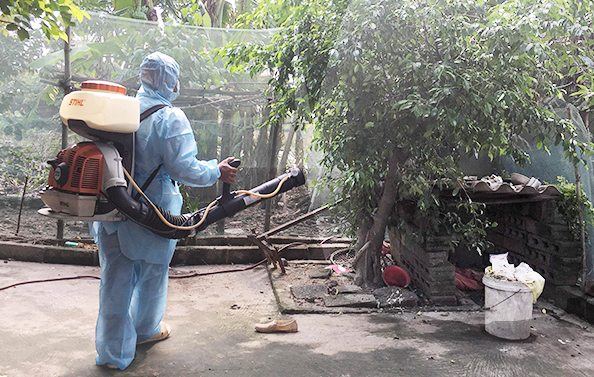 Nhân viên y tế dự phòng Quảng Bình phun hóa chất diệt muỗi tại  nơi có nguy cơ cao bùng phát SXH. ảnh: T.Hải