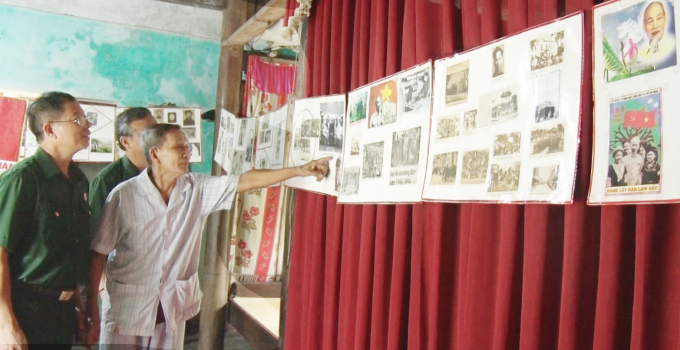 Gần 2.000 bức ảnh về Bác Hồ và Đại tướng Võ Nguyên Giáp được treo cho mọi người dễ xem. Ảnh: T.Phùng.