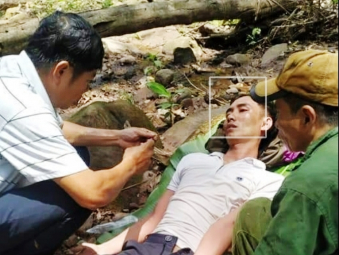 Anh Đàm Thanh Ba đang được cấp cứu tại rừng. (Ảnh Trạm quân dân y kết hợp Bãi Dinh cung cấp).