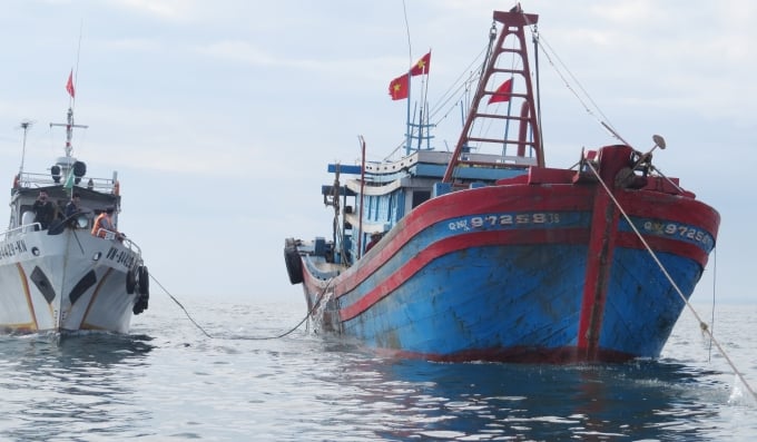 Tàu lực lượng Thanh tra Chi cục Thủy sản Quảng Bình (trái) thực hiện tuần tra kiểm soát trên vùng biển để ngăn chặn tàu giã cào bất hợp pháp. Ảnh: Công Điền.