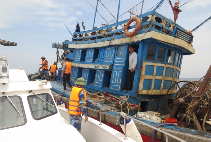Lực lượng chức năng tỉnh Quảng Bình thực hiện kiểm tra, kiểm soát tàu cá đánh bắt trên vùng biển của tỉnh. Ảnh: Công Điền.