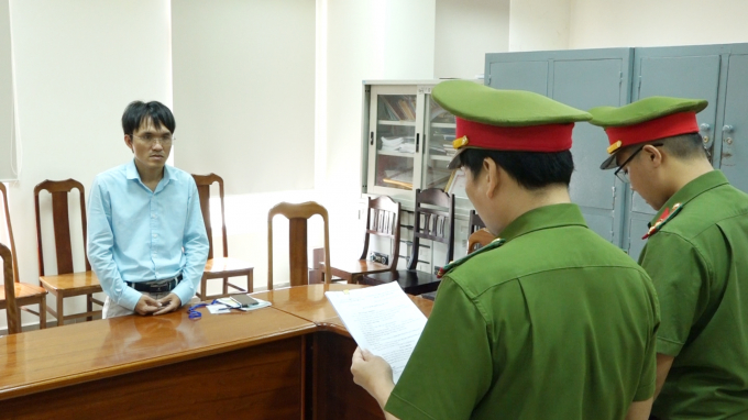 Tống đạt quyết định khởi tố bị can đối với Nguyễn Anh Tuấn. Ảnh: Q Văn.