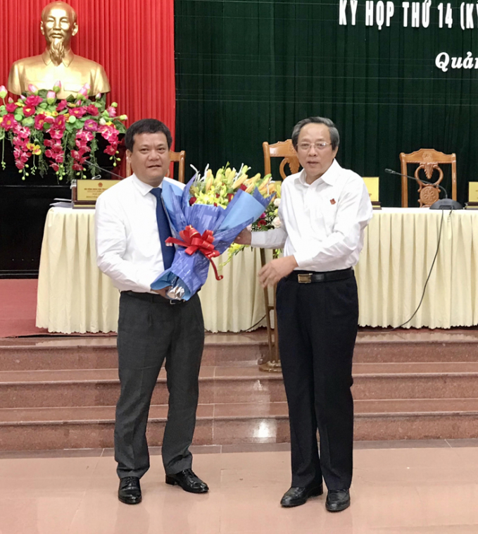 Ông Trần Phong (trái) được bầu giữ chức Phó Chủ tịch UBND tỉnh Quảng Bình. Ảnh: T.Phùng