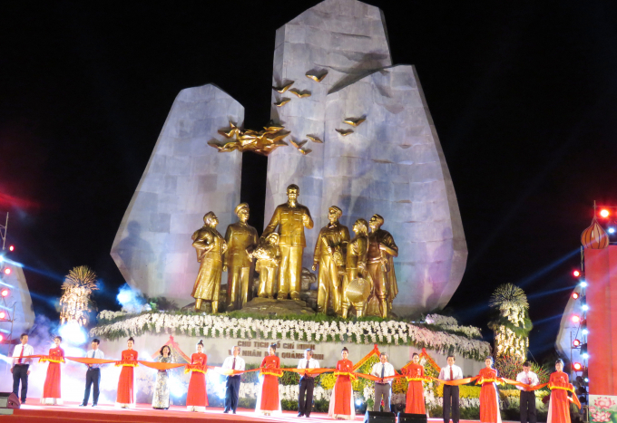 Cắt băng khánh thành tượng đài 'Bác Hồ với nhân dân Quảng Bình'. Ảnh: T.Phùng