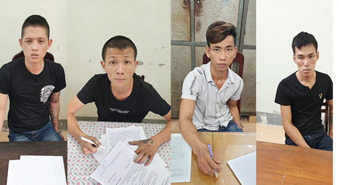 Các đối tượng Khánh, Linh, Tuấn và Nhật (từ trái sang phải) tại cơ quan CA huyện Tuyên Hóa. Ảnh: B.T