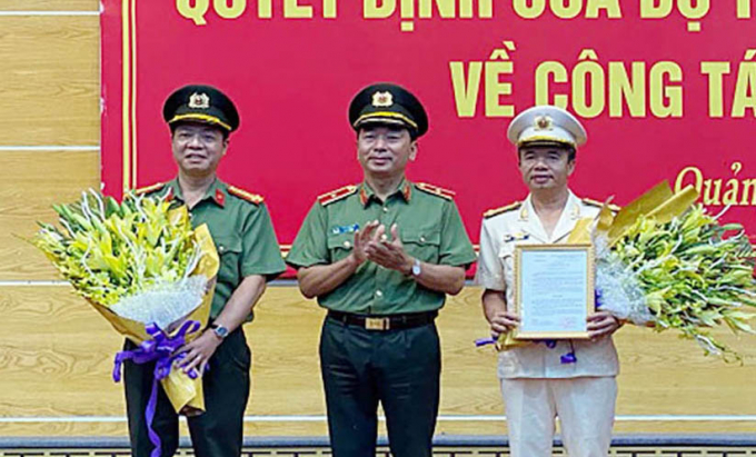 Đại tá Nguyễn Tiến Nam (ngoài cùng bên phải) giữ chức Giám đốc Công an tỉnh Quảng Bình. Ảnh: Tâm Phùng.