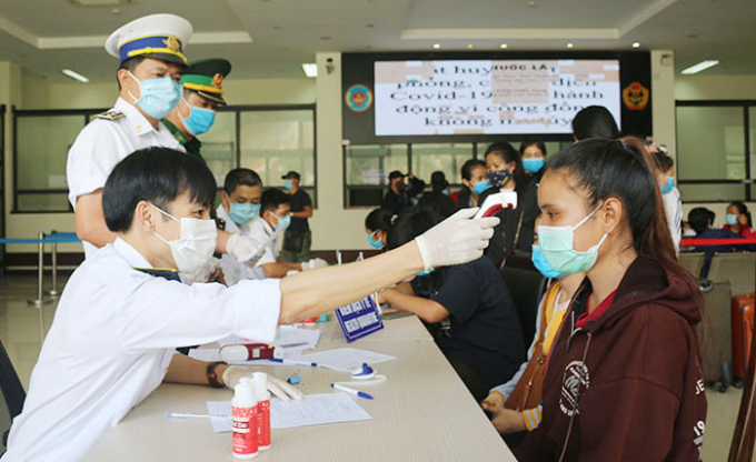 Các sinh viên Lào được kiểm tra thân nhiệt, theo dõi sức khỏe ngay tại cửa khẩu. Ảnh: N.Y
