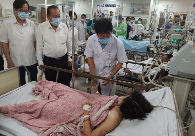Phó Thủ tướng Thường trực Chính phủ, Trương Hòa Bình đến thăm hỏi, động viên các nạn nhân trong vụ tai nạn đang điều trị tại Bệnh viện Hữu nghị Việt Nam - Cu Ba Đồng Hới. Ảnh: T.Phùng.