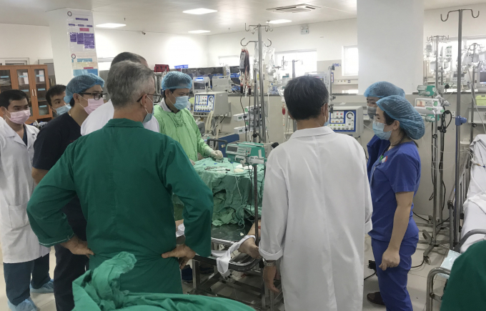 Các nạn nhân đang được cấp cứu điều trị tích cực tại bệnh viện Hữu nghị Việt Nam - Cu Ba Đồng Hới. Ảnh : T.Phùng.
