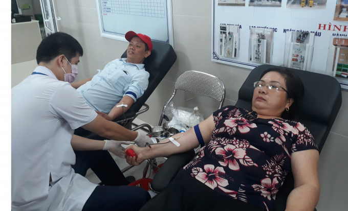 Những người tự nguyện hiến máu cấp cứu cho nạn nhân trong vụ tai nạn giao thông. Ảnh: T.Phùng