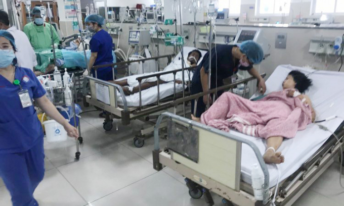 Một số nạn nhân trong vụ tai nạn đang được cấp cứu tại bệnh viện Ảnh: T.Phùng.