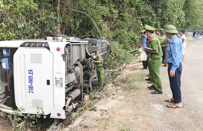 Lực lượng công an Quảng Bình thực hiện điều tra, khám nghiệm hiện trường vụ tai nạn. Ảnh: Q.Văn.