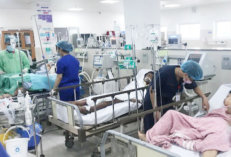 Các nạn nhân đang được cứu chữa, điều trị tại Bệnh viện Hữu nghị Việt Nam- Cu Ba Đồng Hới. Ảnh: T.Phùng.