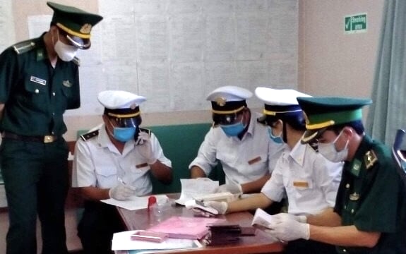 Nhân viên y tế làm thủ tục kiểm tra sức khỏe cho các thuyền viên trên tàu New Audacity. Ảnh: Đ. Trí