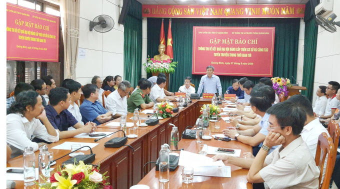 Vấn đề mua cặp đựng tài liệu phục vụ Đại hội Đảng bộ tỉnh Quảng Bình với kinh phí 2,2 tỷ đồng, được đưa ra tại buổi gặp mặt báo chí. Ảnh: N.Tâm.