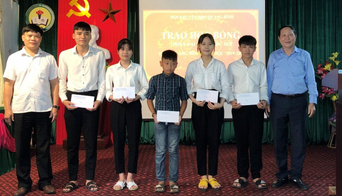 Trao học bổng cho học sinh nghèo vượt khó tại huyện Minh Hóa. Ảnh: H.Hà.