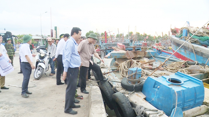 Bộ trưởng Nguyễn Xuân Cường kiểm tra tình hình phòng chống bão số 5 tại Khu neo đậu tránh trú bão Cảng Gianh. Ảnh: H Châu