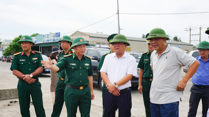 Ông Trần Phong, Phó Chủ tịch UBND tỉnh, Trưởng ban chỉ đạo Phòng chống thiên tai - tìm kiếm cứu nạn tỉnh Quảng Bình (áo trắng) kiểm tra tình hình phòng chống bão số 5 tại khu neo đậu Cảng Gianh. Ảnh: H.Châu.