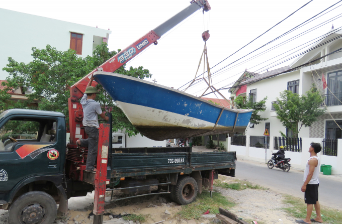 Ngư dân xã Bảo Ninh cẩu tàu thuyền về nơi an toàn. Ảnh: H.Châu.