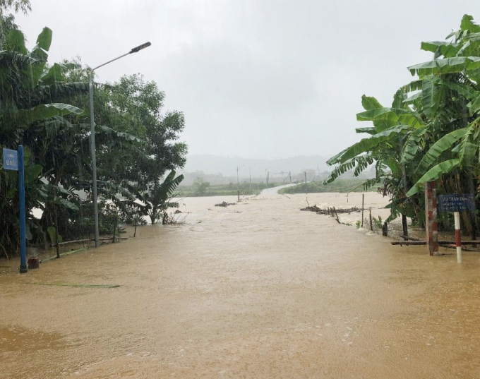 Nhiều tuyến đường giao thông ở huyện Minh Hóa cũng đã bị ngập. Ảnh: P.P