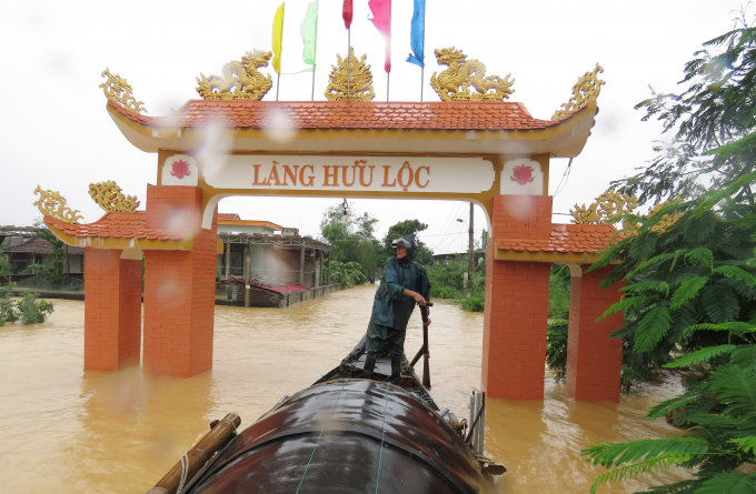 Đường chính vào thôn  Hữu Tân ngập sâu trong lũ. Ảnh:  B. Châu