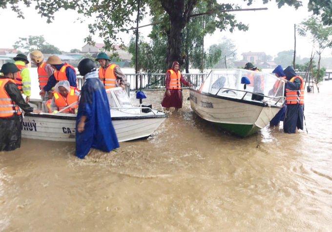 Lực lượng Công an Lệ Thủy (Quảng Bình) sẵn sàng ứng cứu nhân dân trong mưa lũ. Ảnh: B. Châu