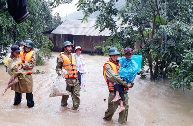 Bộ đội biên phòng Đồn Làng Ho hỗ trợ di dời nhân dân ở bản Mít Cát, xã Kim Thủy (huyện Lệ Thủy) ra khỏi vùng có nguy cơ ngập lụt cao đến nơi, bảo đảm an toàn. Ảnh: D.Hợp