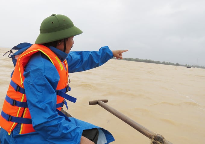 PV Báo NNVN vượt lũ vào vùng ngập nặng ở xã Tân Ninh (huyện Quảng Ninh). Ảnh: B. Châu