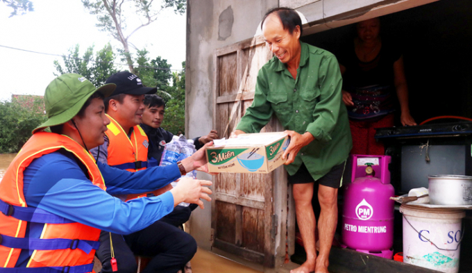 Hội Chữ thập đỏ Quảng Bình hỗ trợ người dân vùng ngập lũ huyện Quảng Ninh. Ảnh: T. Hoa