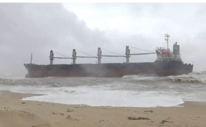 Tàu VTB Star đang bị mắc cạn tại bờ biển Quang Thọ. Ảnh: D. Sơn