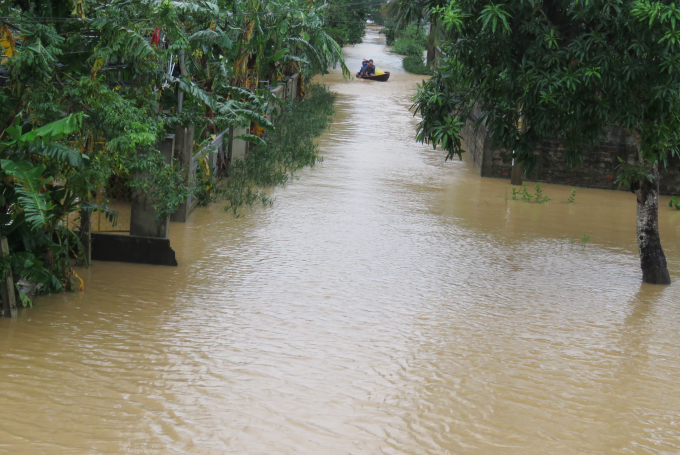 Nước lũ lên nhanh chia cắt, cô lập nhiều địa phương ở Quảng Bình. Ảnh: B. Châu.