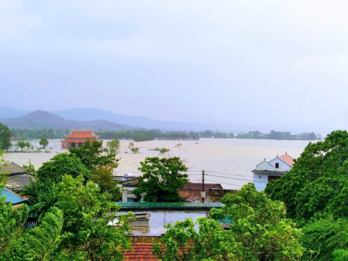 Gần như toàn bộ huyện Quảng Ninh chìm trong biển nước. Ảnh N.Linh 
