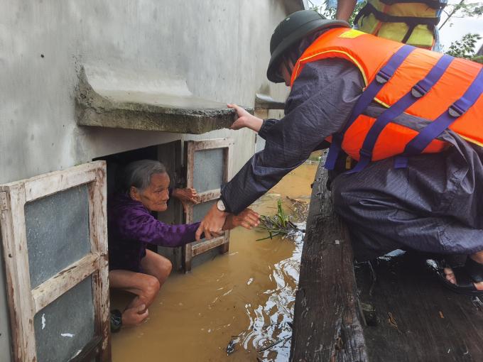 Phóng viên NNVN cùng đoàn đến đưa cụ Nguyễn Thị Hết (88 tuổi, xã Tân Ninh, huyện Quảng Ninh) đến nơi an toàn.