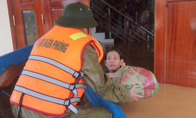 Bộ đội biên phòng Quảng Bình cứu trợ người dân vùng lũ Hàm Ninh. Ảnh: B.Châu