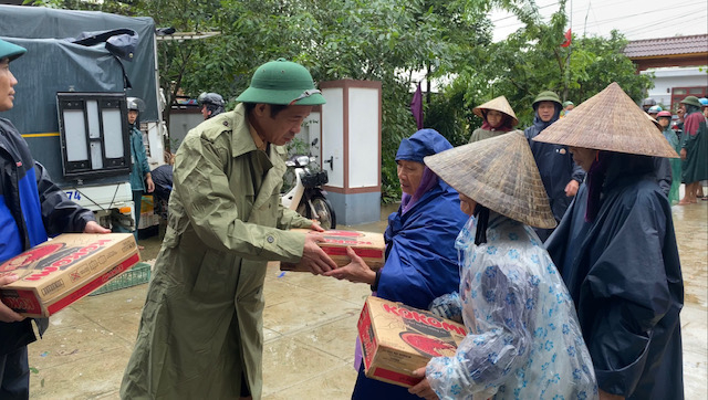 Ông Trần Công Thuật - Chủ tịch UBND tỉnh Quảng Bình trao quà cứu trợ cho người dân huyện Lệ Thủy. Ảnh: N.Hoàng.