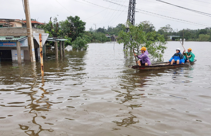 Đến chiều ngày 21/10, nước vẫn ngập sâu ở xã Gia Ninh. Ảnh: T.Phùng.