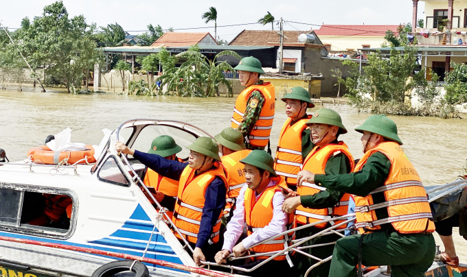 Bộ trưởng Nguyễn Xuân Cường kiểm tra tình hình ngập lụt ở huyện Lệ Thủy. Ảnh: N. Hoàng