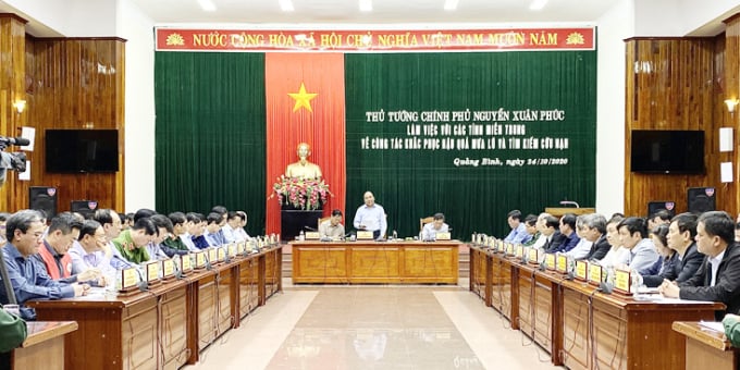 Thủ tướng Nguyễn Xuân Phúc làm việc với lãnh đạo 5 tỉnh miền Trung tại Quảng Bình. Ảnh: T.Phùng