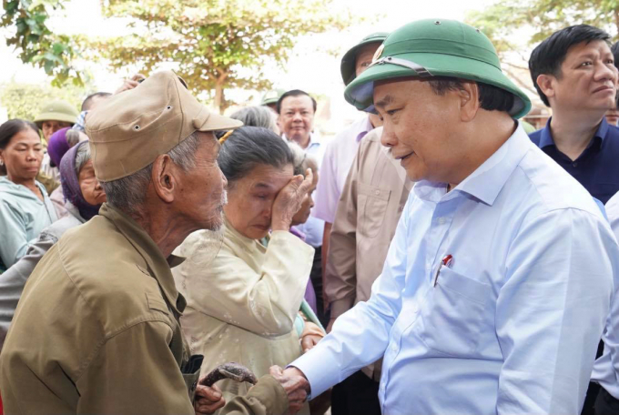 Thủ tướng Nguyễn Xuân Phúc thăm hỏi, chia sẻ với nhân dân xã Hiền Ninh. Ảnh: Quang Hiếu