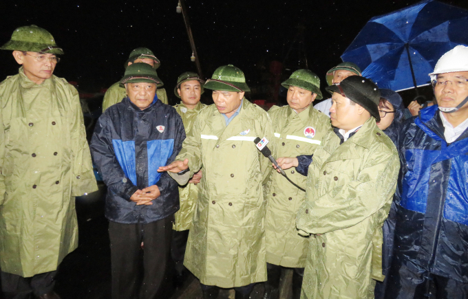 Bộ trưởng Nguyễn Xuân Cường kiểm tra tình hình chống bão số 13 tại Khu neo đậu Cảng Giành. Ảnh: N.Tâm.
