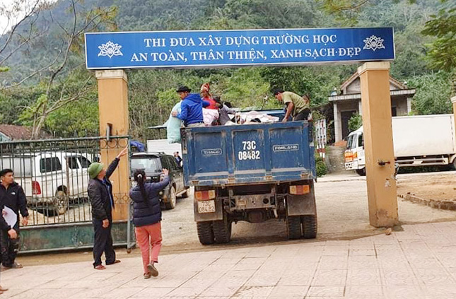 Việc di dời dân ở vùng có nguy cơ sạt lở đến nơi an toàn đang được triển khai quyết liệt. Ảnh: Đ. Thành