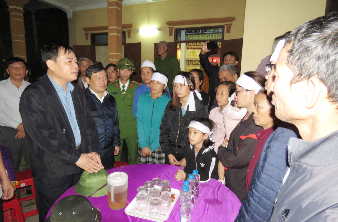Bộ trưởng Nguyễn Xuân Cường động viên nhân dân xã Bắc Trạch làm tốt công tác phòng chống bão số 13. Ảnh: N.Tâm.