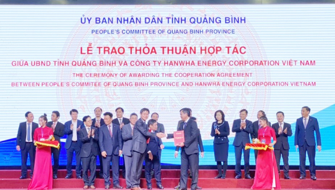 Lãnh đạo tỉnh Quảng Bình trao quyết định chủ trương đầu tư và biên bản ghi nhớ hợp tác đầu tư cho các doanh nghiệp. Ảnh:N.Tâm