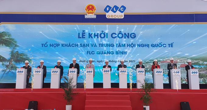 Các đại biểu bấm nút khởi công dự án Tổ hợp khách sạn 5 sao và Trung tâm Hội nghị Quốc tế  FLC Quảng Bình. Ảnh: N.Tâm