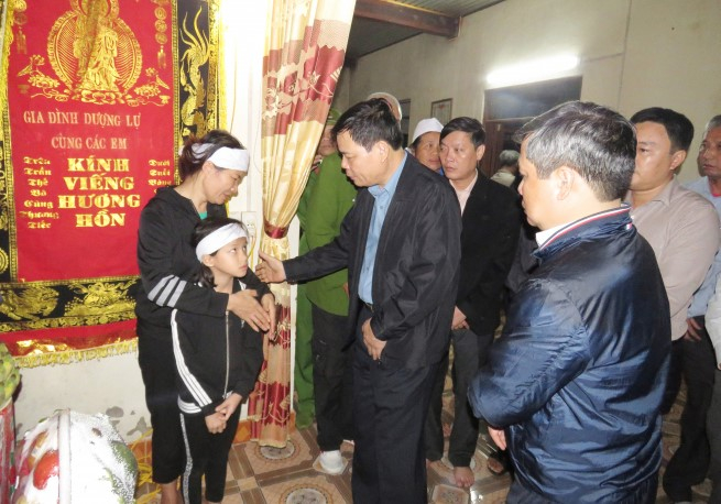 Bộ trưởng Bộ Nông nghiệp- PTNT Nguyễn Xuân Cường thăm hỏi, động viên người thân gia đình ông Phan Thanh Miên. Ảnh: N.Tâm.