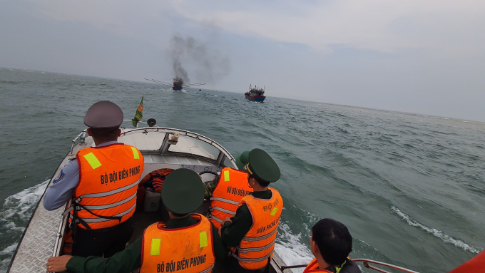 Bộ đội Biên phòng Quảng Bình thực hiện kiểm soát tàu cá trên vùng biển gần bờ. Ảnh: N.Tâm