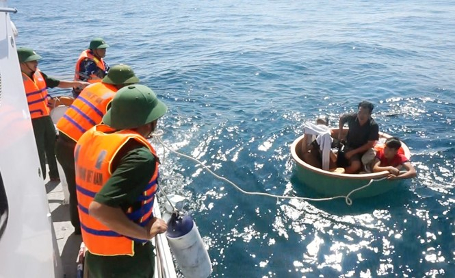 Bộ đội Biên phòng Quảng Bình cứu hộ ngư dân gặp nạn trên biển (Ảnh minh họa)