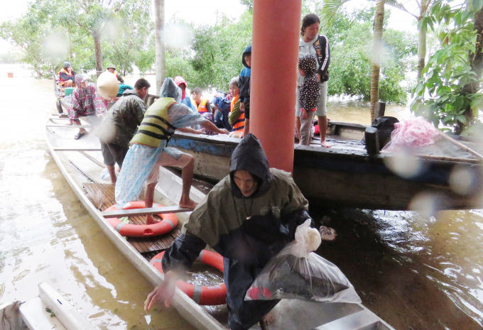 Người dân ở vùng ngập lụt được bố trí đưa về lưu trú tại trụ sở UBND xã, trạm y tế. Ảnh: N.Tâm