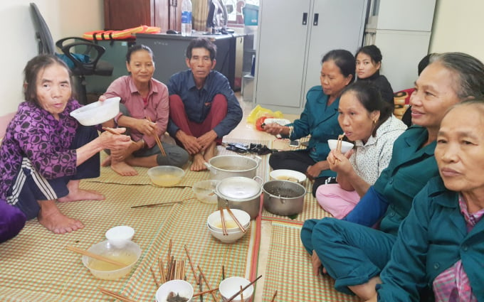 Người già và trẻ em được chăm lo ăn uống tại trụ sở UBND xã Hàm Ninh. Ảnh: N.Tâm